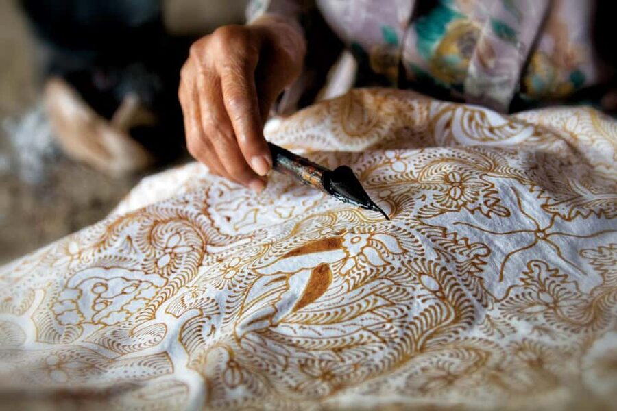 Cultural Malaysia: Batu Caves, Batik and Pewter Luxury Tour - Seeing Batik Made by Hand