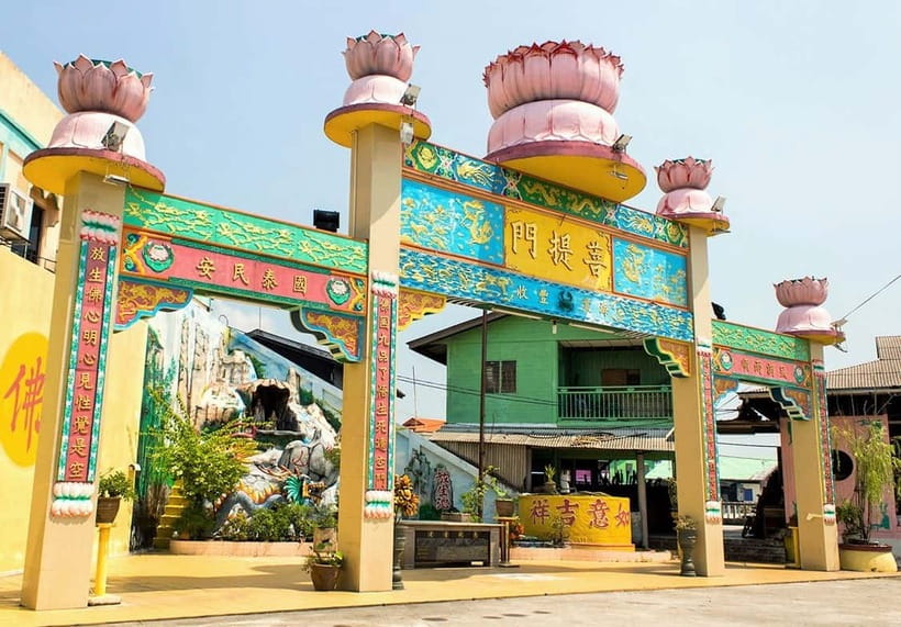 From Kuala Lumpur: Crab Island Tour with Seafood Lunch - The 45-minute drive to Port Klang sets the tone