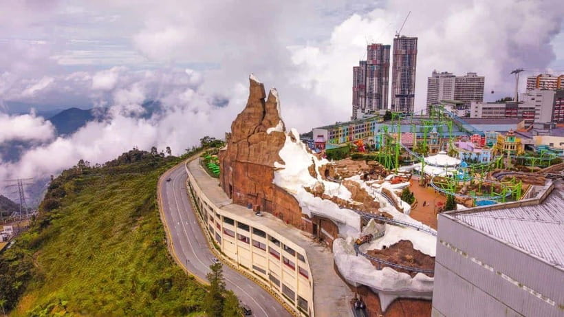 From Kuala Lumpur: Genting Highlands Day Tour & Gondola Ride - Two very different stops in one Malaysian day