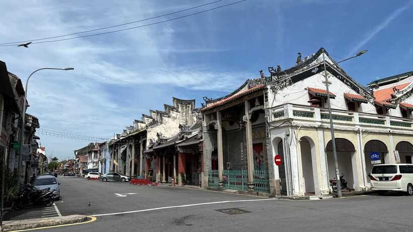 George Town: Heritage Walking Tour with Street Food Tasting - Lebuh Armenian, shophouses, and street art
