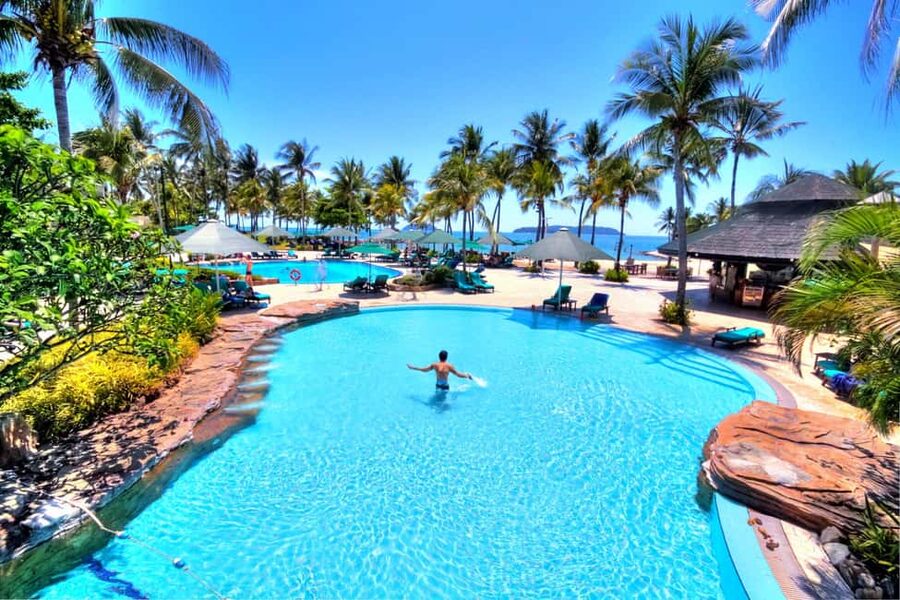 Kota Kinabalu: 5 Star Shangri-La Tanjung Aru Hotel SUP Yoga - What the $26 price really covers