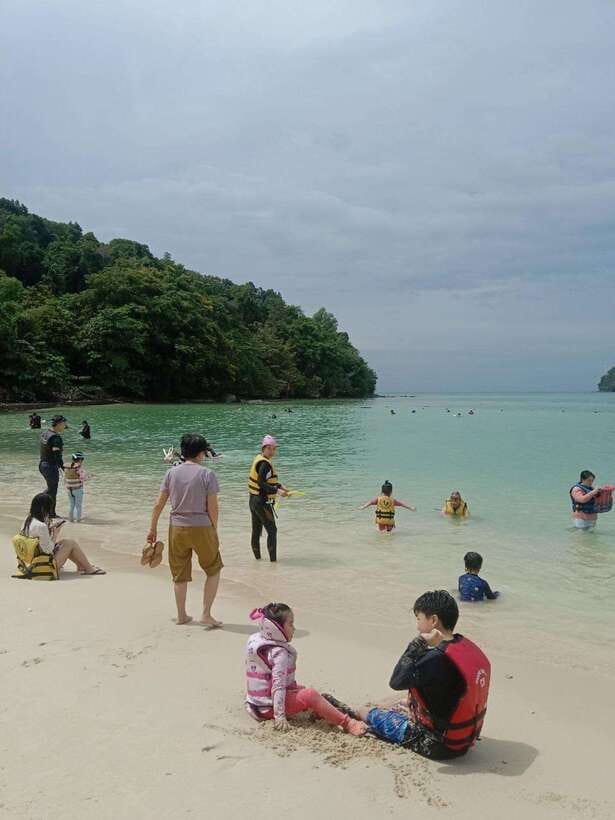 Kota Kinabalu: Manukan & Sapi Islands Snorkeling with Lunch - Should you book Manukan and Sapi?