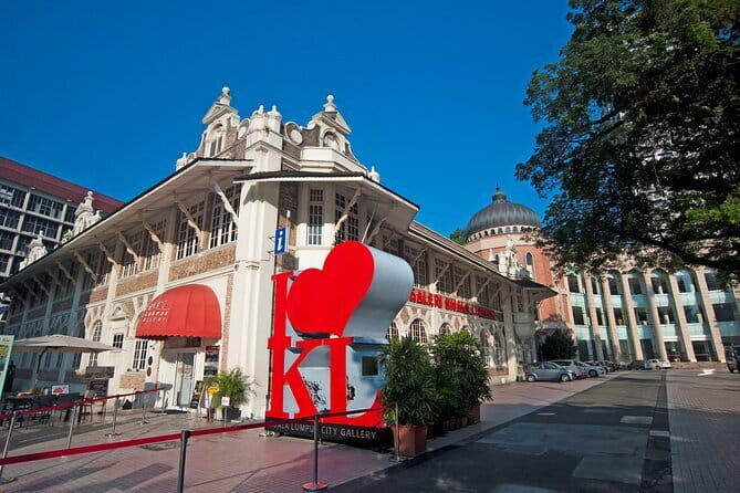Kuala Lumpur & Batu Caves Combo Tour SIC - Finishing beneath the Petronas Twin Towers