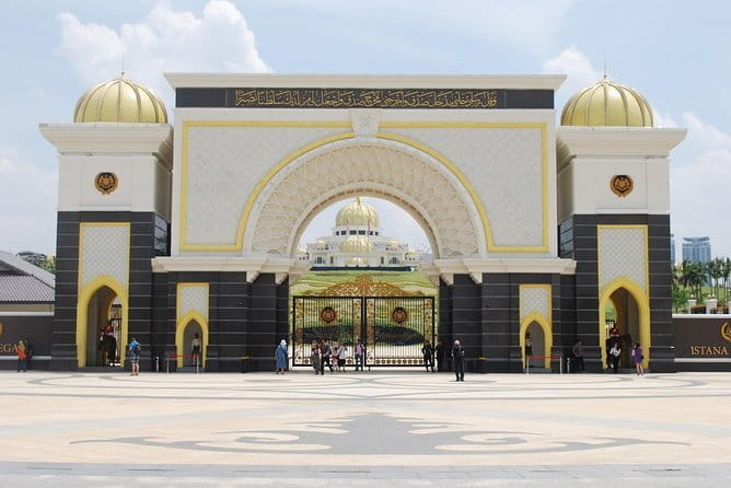 Kuala Lumpur, Batu Caves & Putrajaya Full-Day City Tour - Batu Caves and 272 colorful steps
