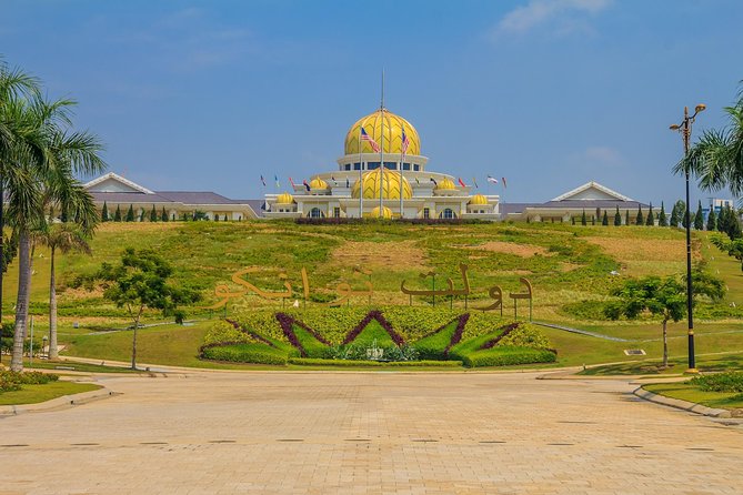 Kuala Lumpur City Highlights Group Tour - National Monument and Malaysia’s struggle for freedom