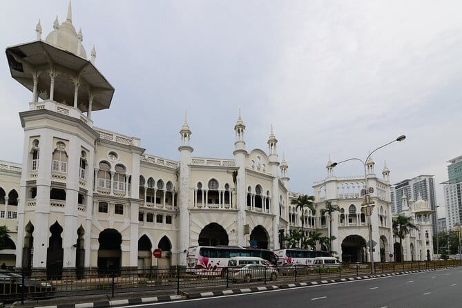 Kuala Lumpur City Tour Full Day Include Batu Caves - Petronas Twin Towers and the cost of going inside