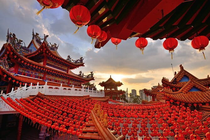 Kuala Lumpur City Tour with 21 Attraction (Private) - Batik, national monuments, and the green heart of the city