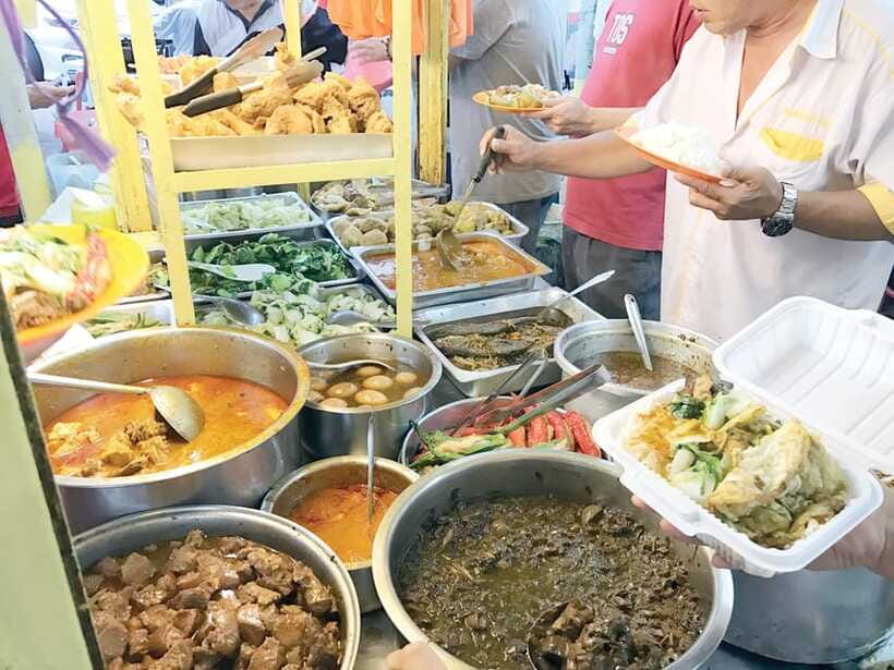 Kuala Lumpur: Evening Food Tour by Bike - Who should book this experience?