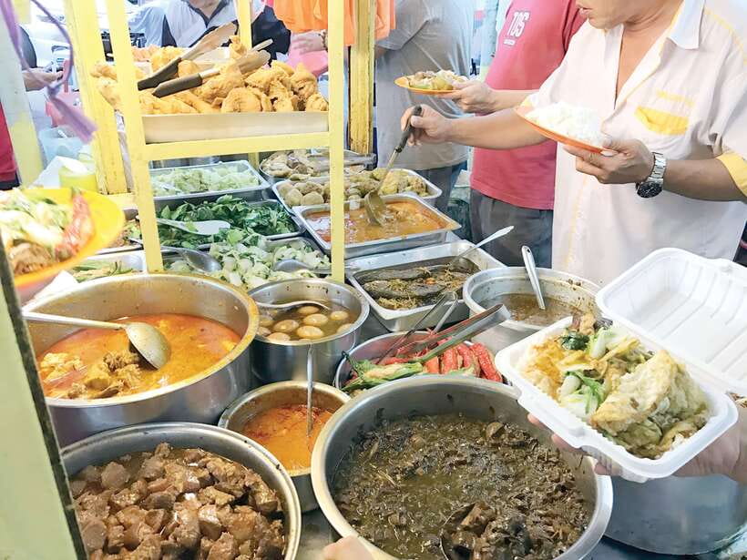 Kuala Lumpur: Evening Food Tour by Bike - Meeting the guide in Desa Pandan