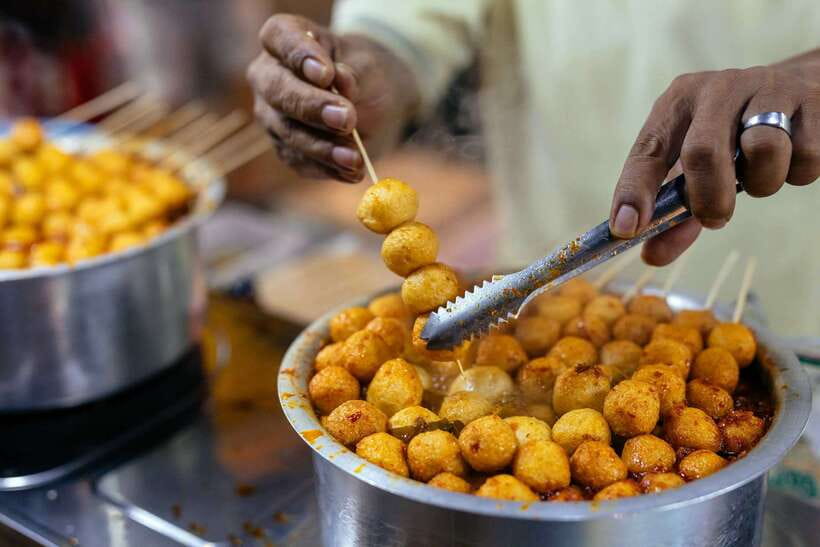 Kuala Lumpur: Local Street Food Night Tour - What the guides add to the experience