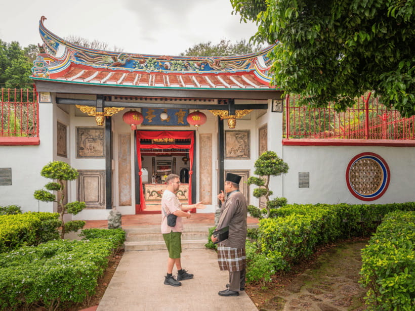 Kuala Lumpur: Malacca Day Trip with River Cruise and Lunch - The Sin Hiap Hin stop: character with a catch