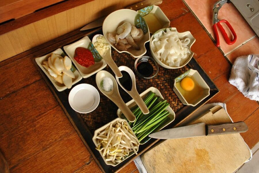 Kuala Lumpur: Malaysian Cooking Class with Market Tour - Building and eating the three-course lunch