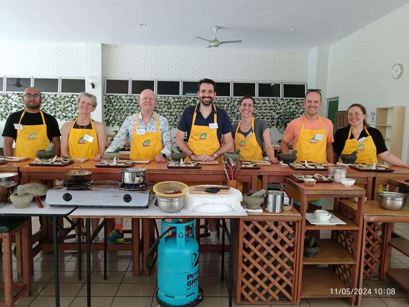 Kuala Lumpur: Malaysian Cooking Class with Market Tour - Meeting the group at TTDI Wet Market