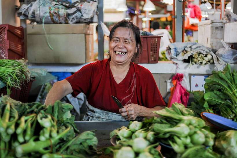Kuala Lumpur: Private Food Tour – 10 Tastings with Locals - Nasi lemak and paper dosa: two essential stops