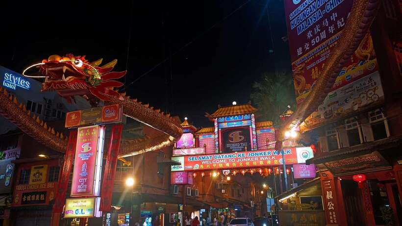 Kuala Lumpur: Private Malacca Night Tour w/Cruise & Trishaw - Chinatown and Jonker Street after dark