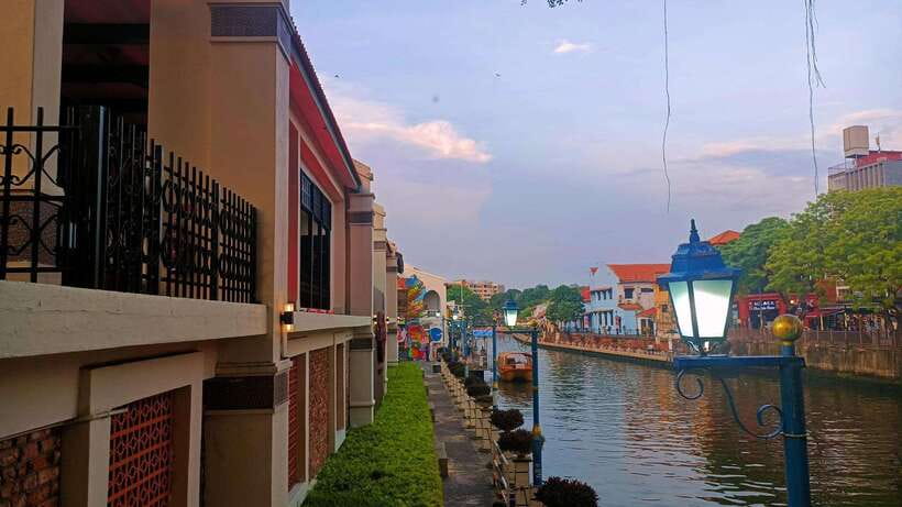 Kuala Lumpur: Private Malacca Night Tour w/Cruise & Trishaw - The trishaw ride: colorful, brief, and very local