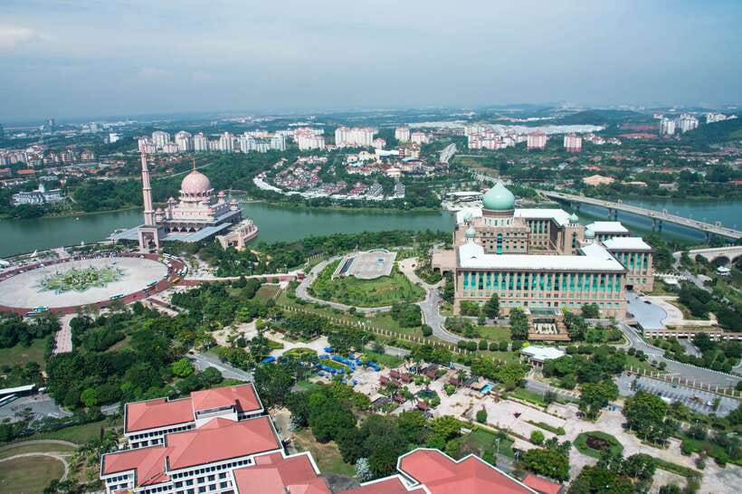 Kuala Lumpur: Putrajaya City Tour with Lake Cruise - Perdana Putra and the Malaysian Government Quarter