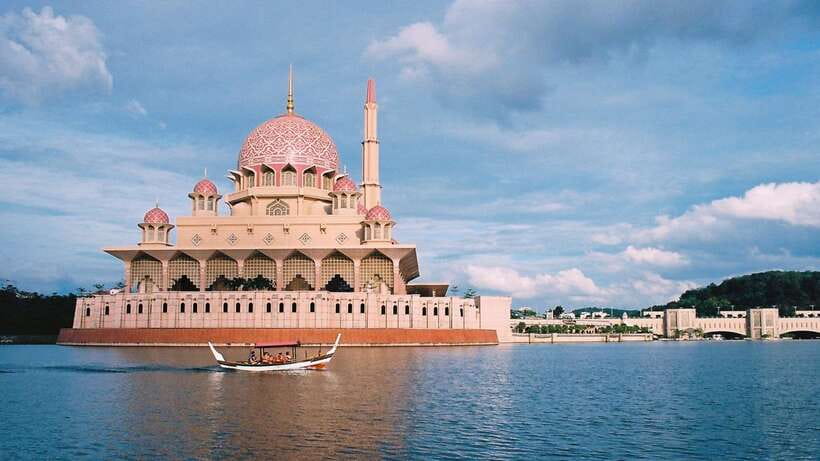Kuala Lumpur: Putrajaya Tour with Traditional Boat Cruise - The Prime Minister’s Office and Seri Perdana
