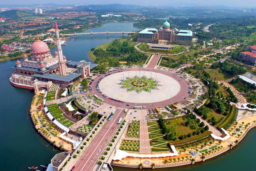 Kuala Lumpur: Putrajaya Tour with Traditional Boat Cruise - Putra Mosque, the tour’s visual centerpiece