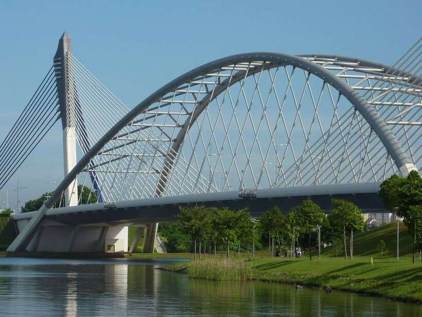 Kuala Lumpur: Putrajaya Tour with Traditional Boat Cruise - Cruise Tasik Putrajaya and the bridge views