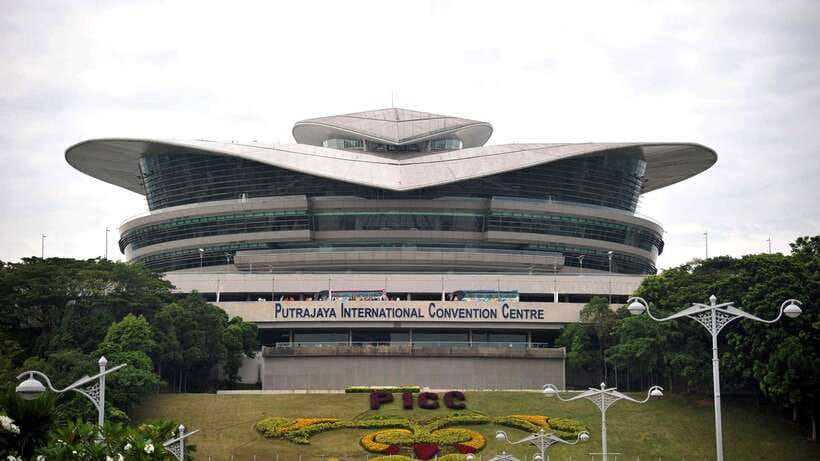 Kuala Lumpur: Putrajaya Tour with Traditional Boat Cruise - Palace of Justice and Malaysia’s civic design
