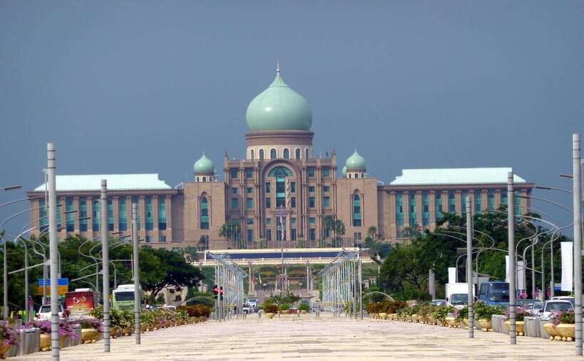 Kuala Lumpur: Putrajaya Tour with Traditional Boat Cruise - Seri Gemilang Bridge and the Convention Centre