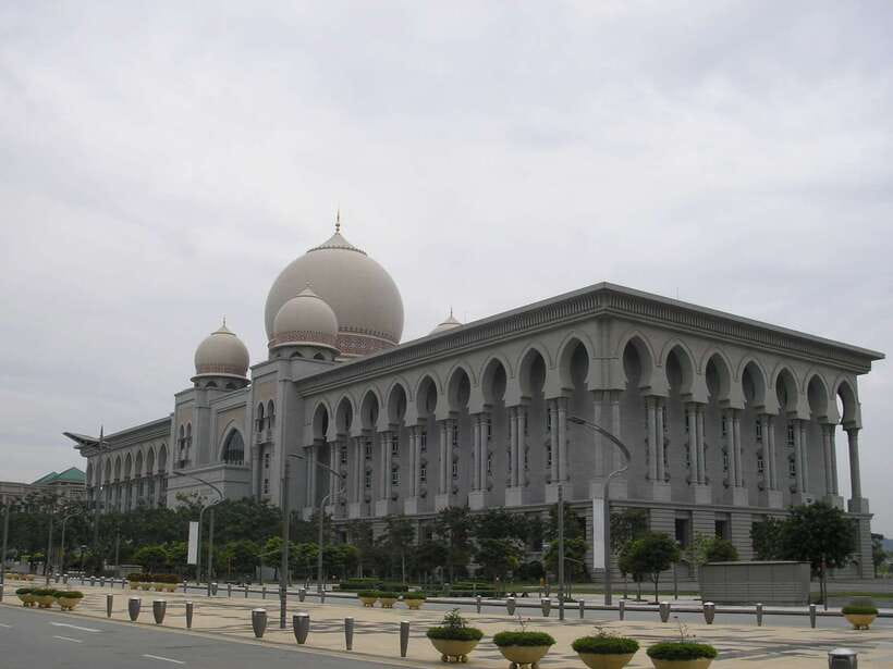 Kuala Lumpur: Putrajaya Tour with Traditional Boat Cruise - What the guide adds to the experience