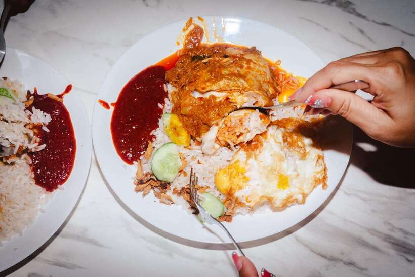 Kuala Lumpur: Sambal Street Food Tour with 15+ Tastings - Roti canai and the fun of seeing food made