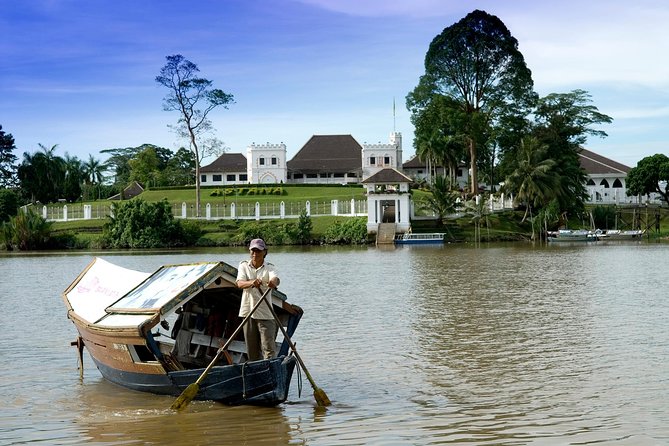 Kuching City Tour - The Cat Statue gives you Kuching’s signature image