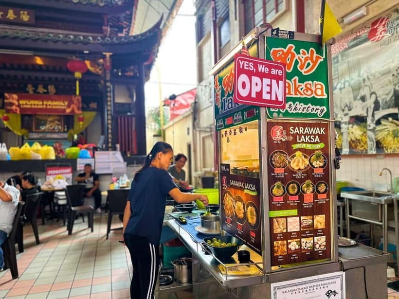 Kuching: Foodie Experience Guided Tour with 5 Tastings - Starting at Sen Wang Kong Temple