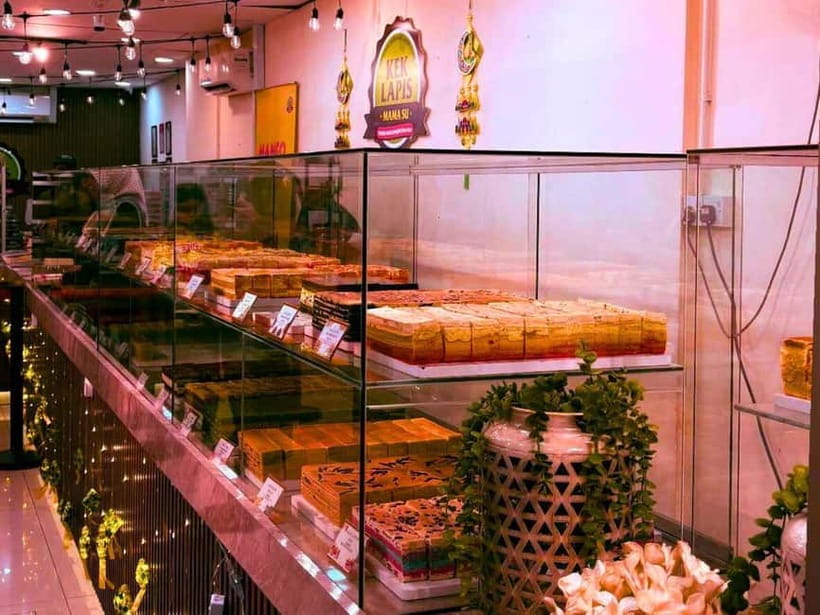 Kuching: Foodie Experience Guided Tour with 5 Tastings - The Old Court House and Former British Quarter