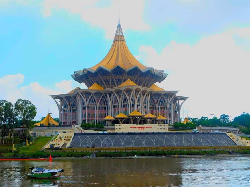 Kuching: Walking Tour with Sampan Boat Ride and Lunch - Following the White Rajahs through Kuching