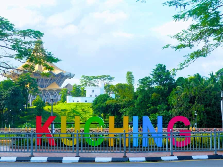 Kuching: Walking Tour with Sampan Boat Ride and Lunch - Crossing the Darul Hana Bridge