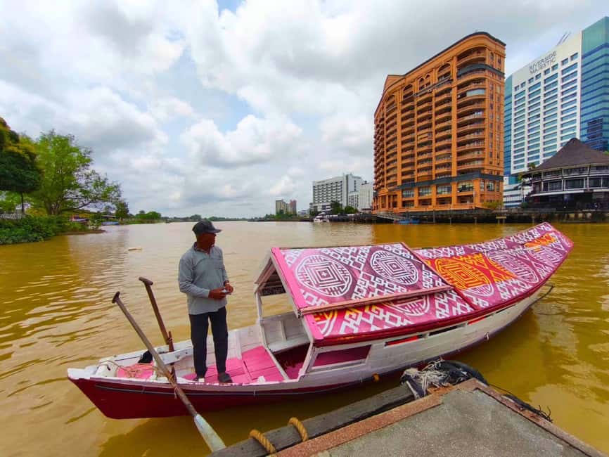Kuching: Walking Tour with Sampan Boat Ride and Lunch - Visiting the India Mosque