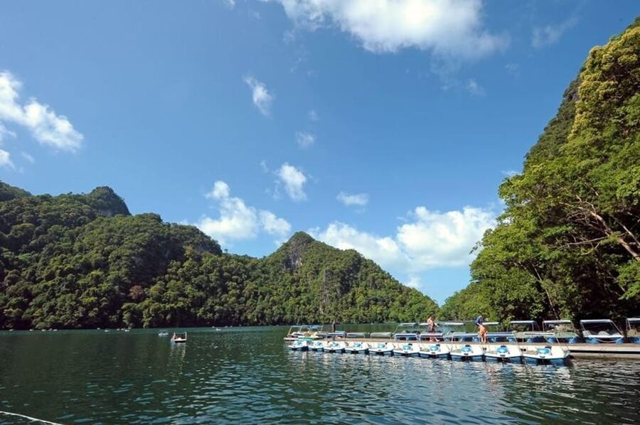 Langkawi: Island Hopping Shared Boat Tour - Jeti Teluk Baru and the rush across the water