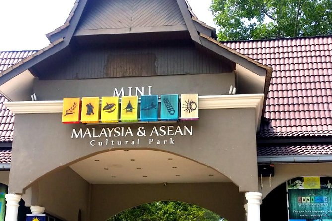 Malacca Day Tour (Price based per car) - Cendol, Dutch Square, and a local lunch