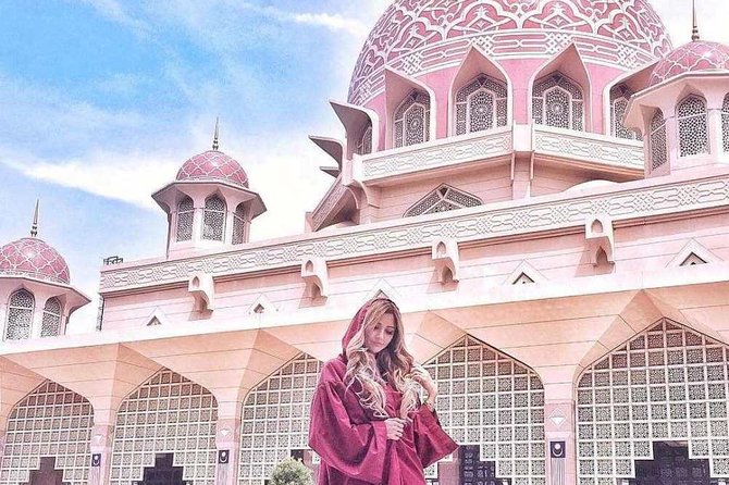 Malacca Instagram Tour: Most Famous Spots (Private & All-Inclusive) - Walking Along The Melaka River