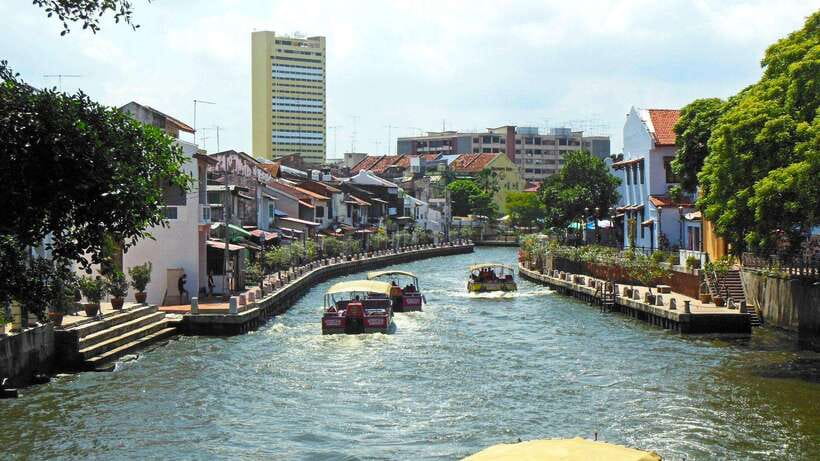Malacca & Putrajaya Tour - Bridges, monuments, and modern Malaysia