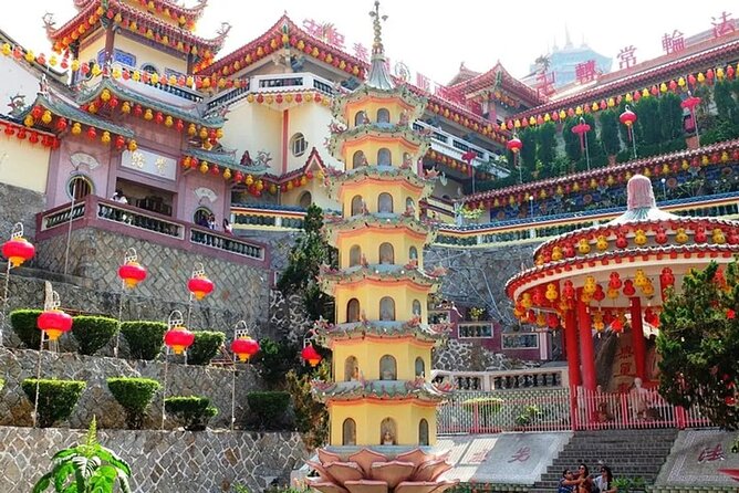 Penang City & temple Tour with Penang Hill Train Fast Lane Ticket - Dhammikarama Burmese Temple and its quiet prayer hall