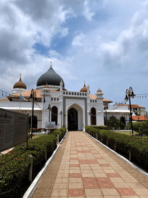 Penang: Georgetown Foodie Walking Tour with a Cocktail - From old streets to Penang nightlife
