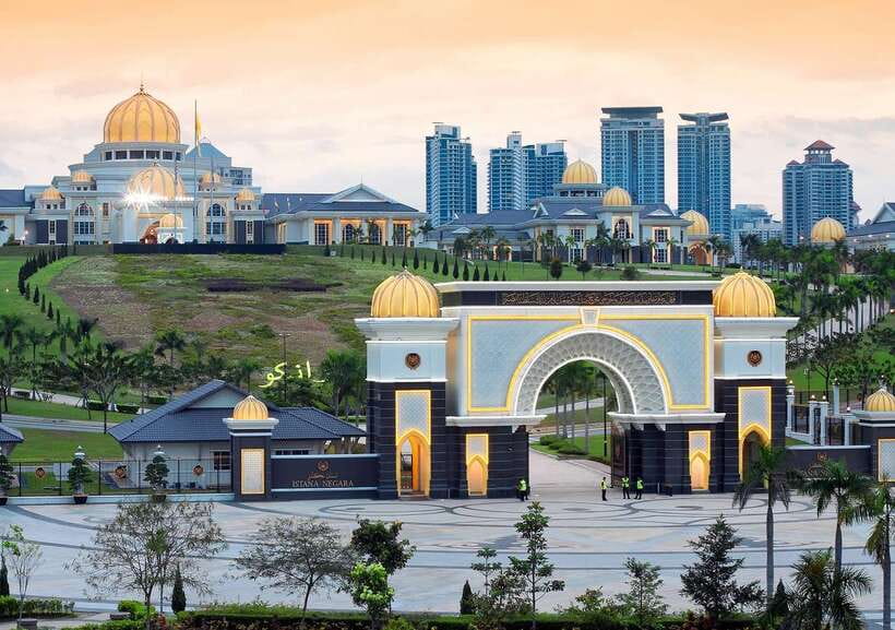 Private Kuala Lumpur and Putrajaya Highlights in One Day - National Museum and the wider story of Malaysia
