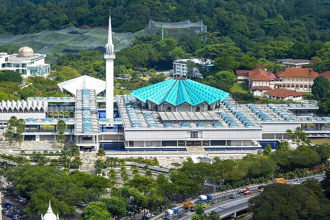 Private Kuala Lumpur City on a Budget Day Tour - The National Monument in a 30-minute pause