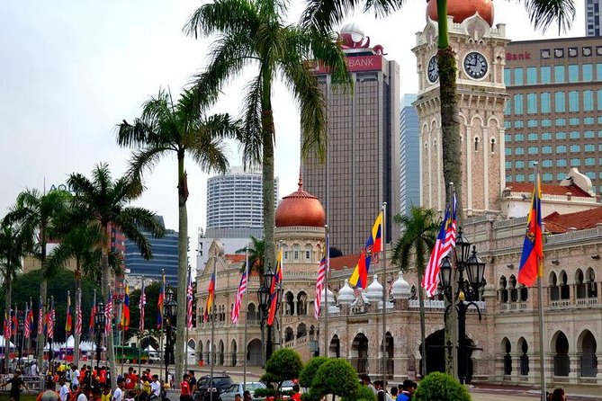 Private Kuala Lumpur City Tour With Petronas Tower & Local Dinner - A quick stop at Dataran Merdeka
