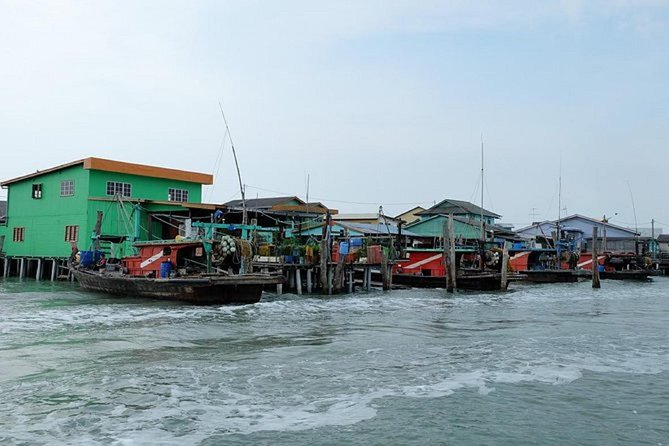Private Tour: Crab Island Sightseeing Boat Ride and Seafood Lunch - Seafood lunch with local dishes