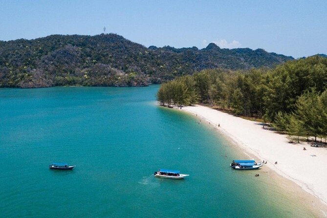 Private Tour to Langkawi Cable Car & Tanjung Rhu Beach - How the private format affects the day
