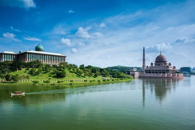 Putrajaya Open Air Tour from Kuala Lumpur with Sight SeeingCruise - Starting with Seri Wawasan Bridge