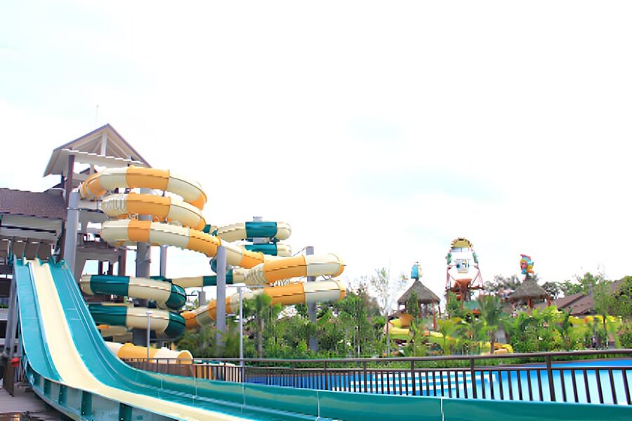 Selangor: Amverton Riverine Splash Entry Ticket - Taking a break in the wave pool