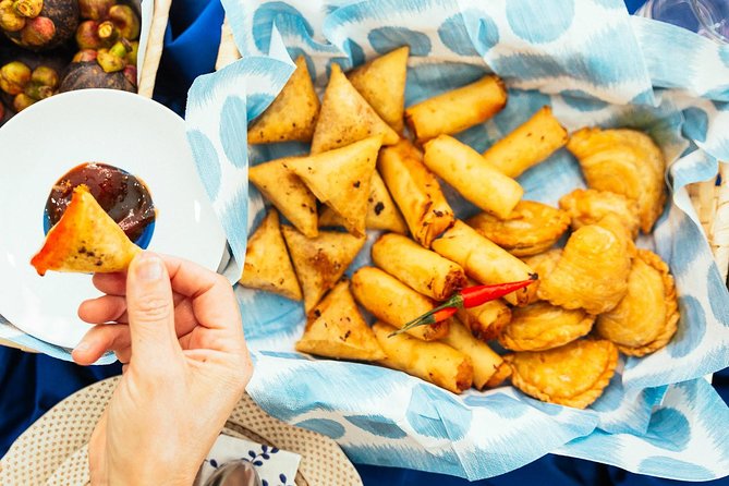 The 10 Tastings of Kuala Lumpur With Locals: Private Street Food Tour - Petaling Street: shopping, stalls, and the first bites