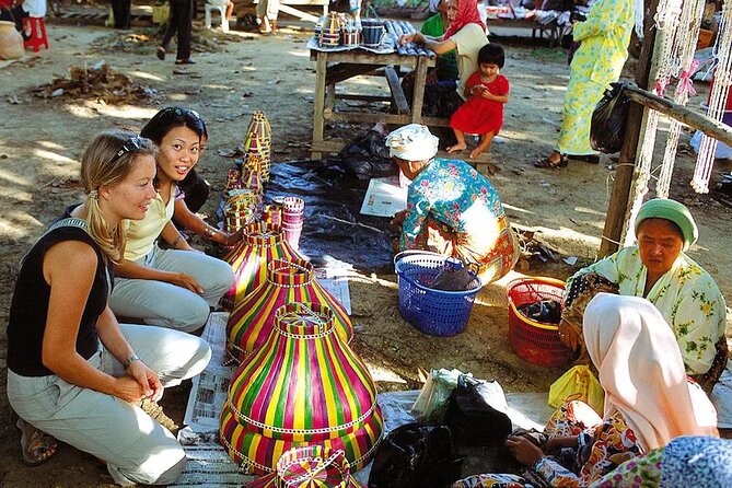 Tuaran Market, Temple, Bridge & Rungus Longhouse fr Kota Kinabalu - Tuaran Market in a 30-minute window