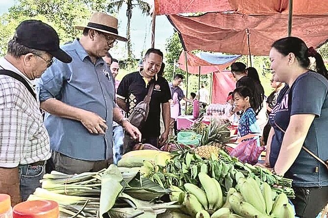 Tuaran Market, Temple, Bridge & Rungus Longhouse fr Kota Kinabalu - Crossing the 200-meter Tamparuli Suspension Bridge